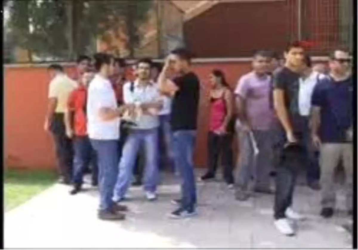 Adana - Gazetecilerden Kasklı Eylem