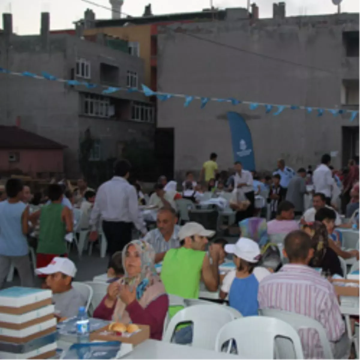 Sokaklarda İftar Huzuru


