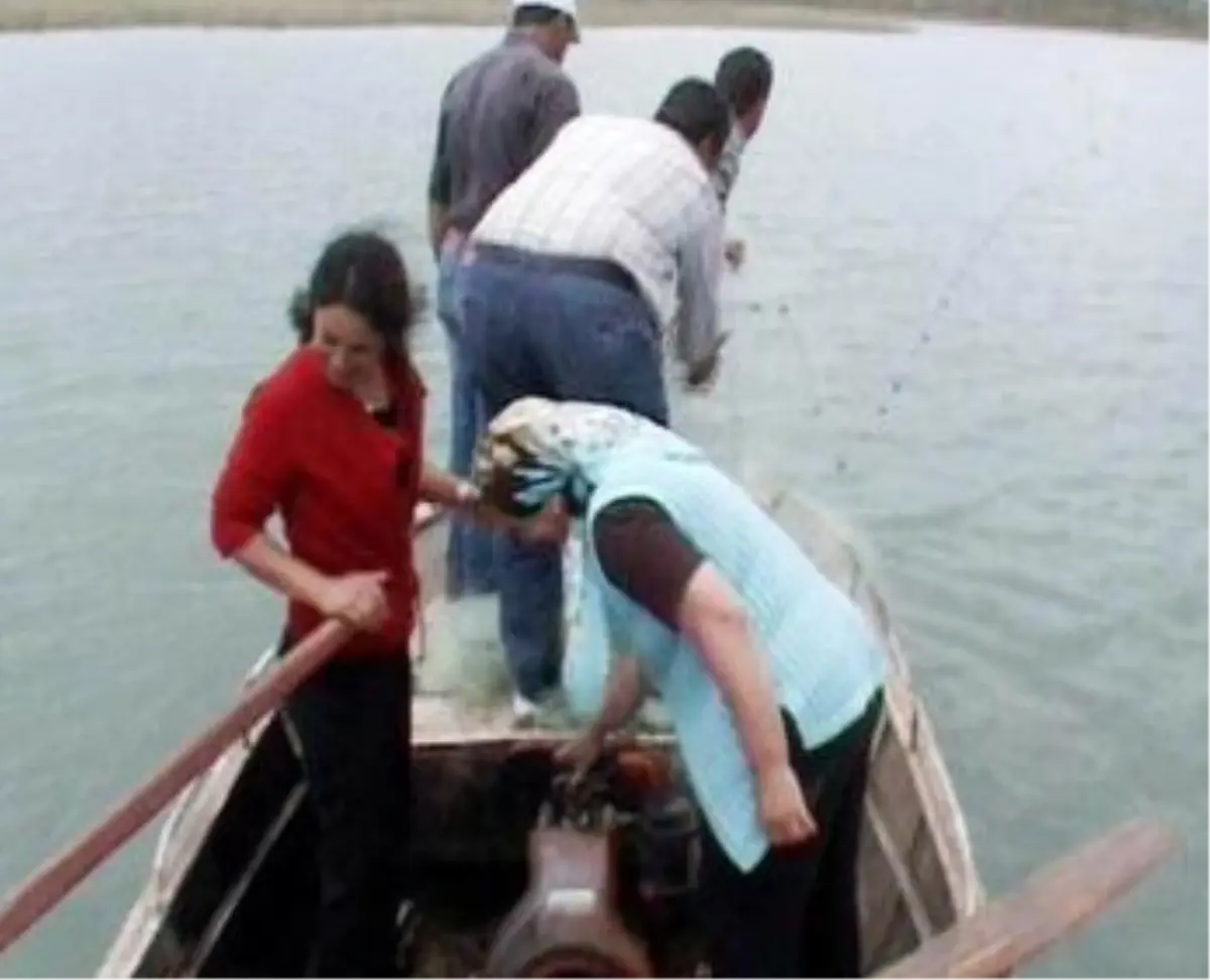 Kadınlar Gölde Balıkçı Oldu