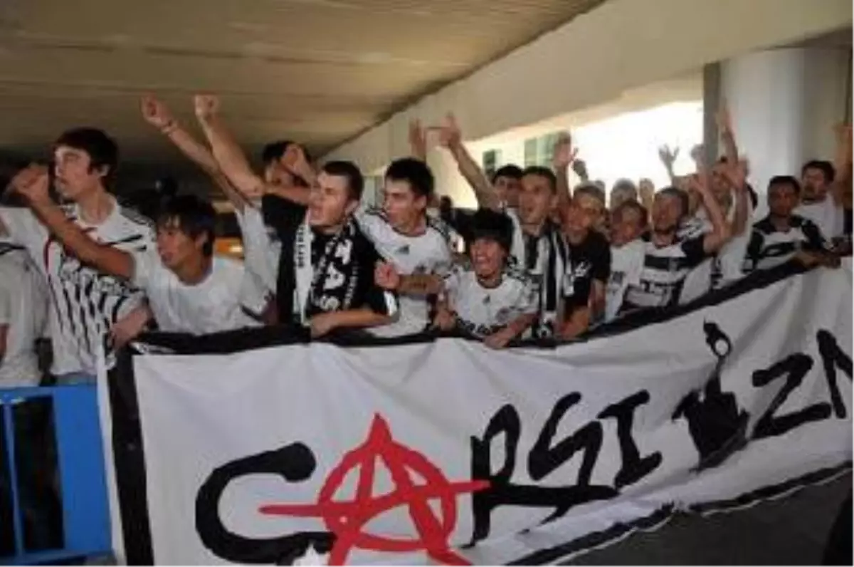 Beşiktaş\'a İzmir\'de Coşkulu Karşılama