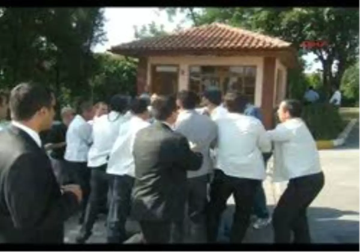 Sakarya Korumaların, Başkanın Şoförünü Darp Ettiği İddiası
Başbakan Erdoğan Adapazarında Konuştu Haberine Ek