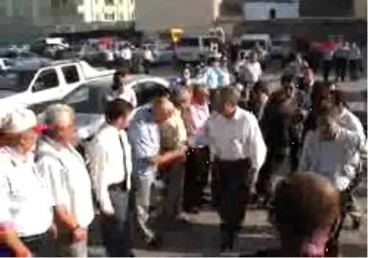 Yozgat Arınç ``Biz Halka Tepeden Bakan, Onu Yok Gören, Onu Aşağılayan Partililerden Değiliz"
Bülent Arınç Yozgat\'ta