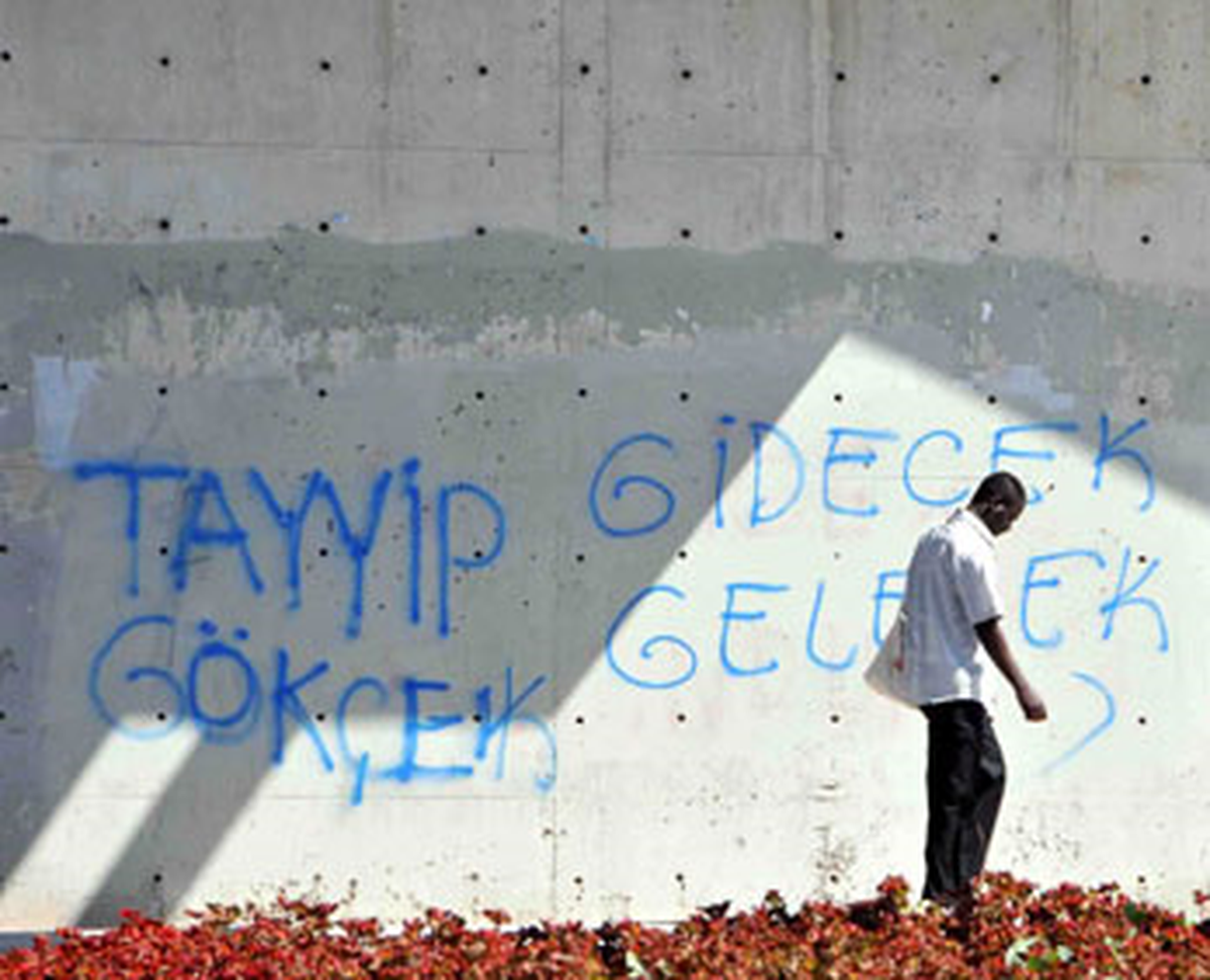 Ankara'da Duvarlara 'Tayyip Gidecek Gökçek Gelecek' Yazıldı
