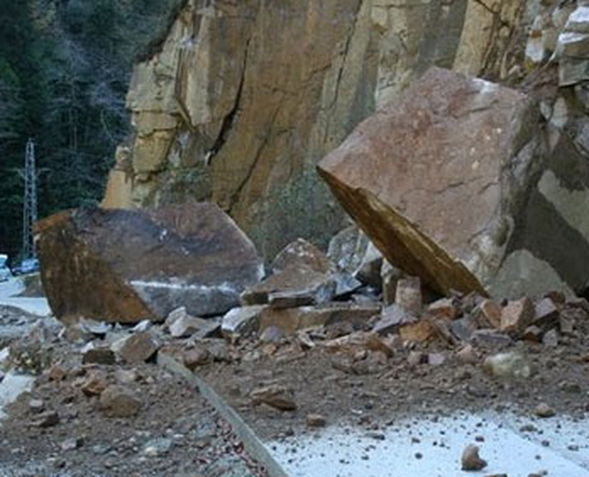 Giresun'da Otomobilin Üzerine Kaya Düştü