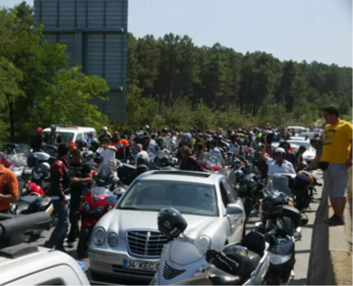 Motorcular Tem'i Trafiğe Kapattı