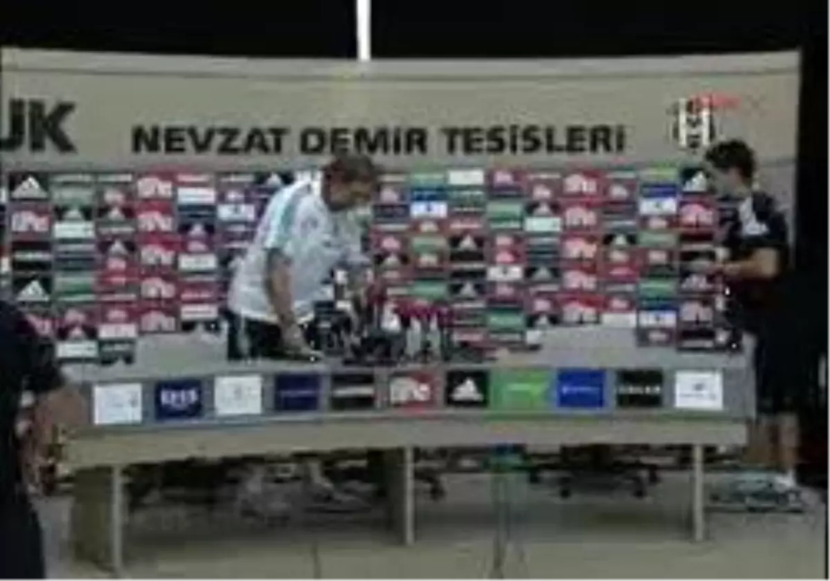 Yeniden-Beşiktaş Teknik Direktörü Schuster: "Saha Avantajını Kullanarak İyi Bir Skor Elde Etmek İstiyoruz"