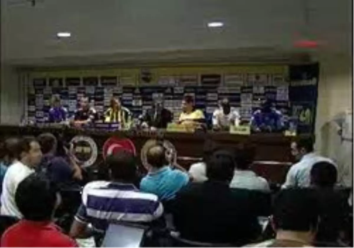 1Fenerbahçe'de Yeni Transferler İçin İmza Töreni Yapıldı