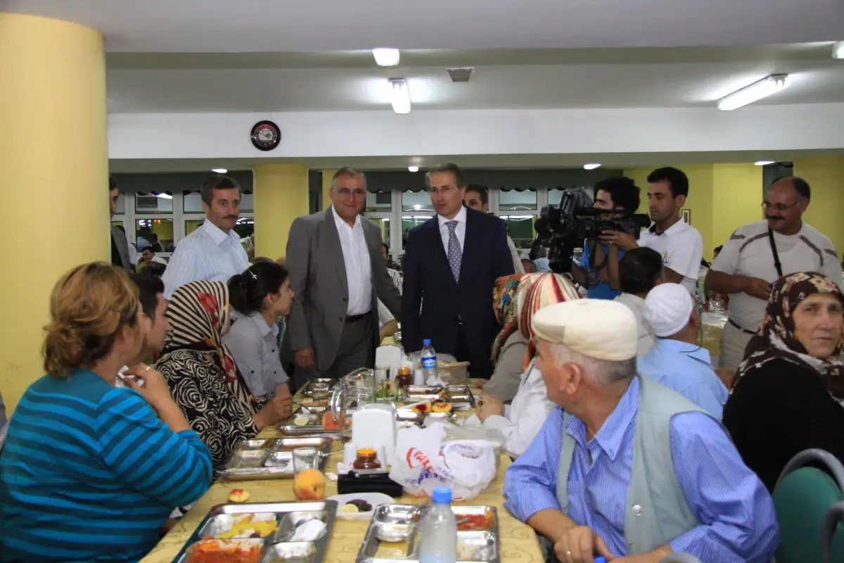 Başkan Güzelbey\'den İlk İftar Yemeği