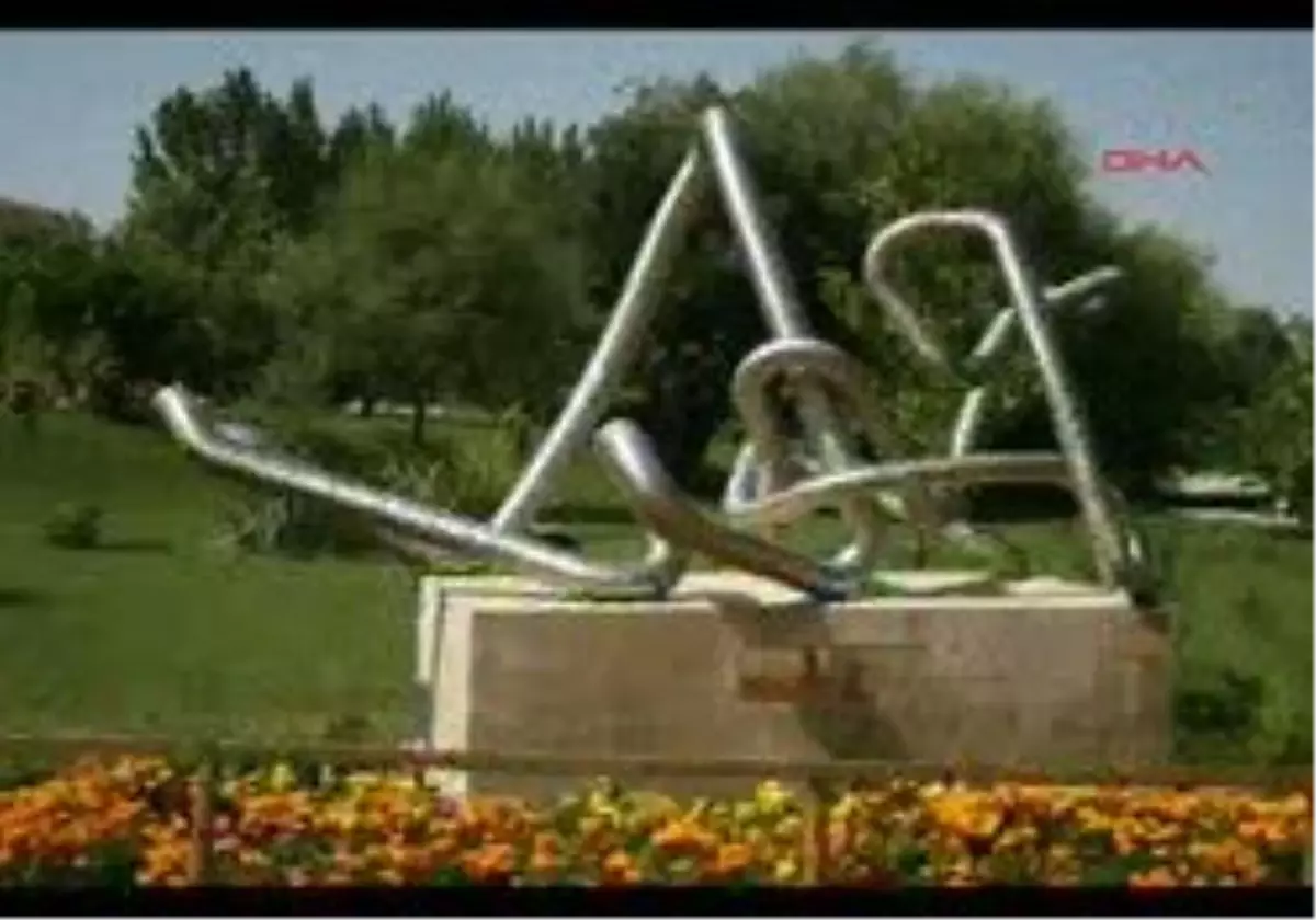 Denizli Heykeldeki Nazım Hikmet Şiirini 5\'İnci Kez Söktüler