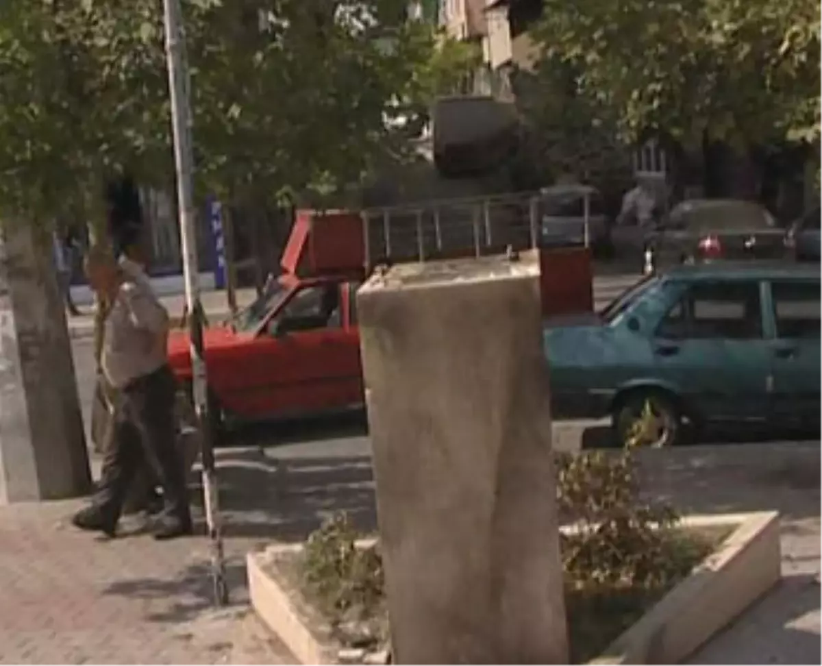 Yine Atatürk Büstünü Hedef Aldılar