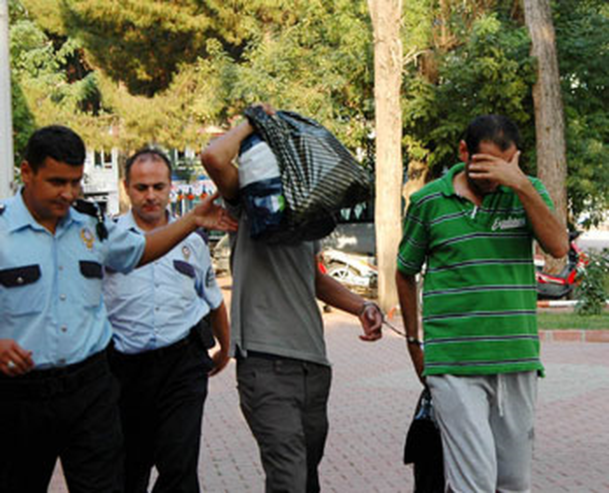 Otomobil Hırsızları Önce Kameraya Sonra Polise Yakalandı