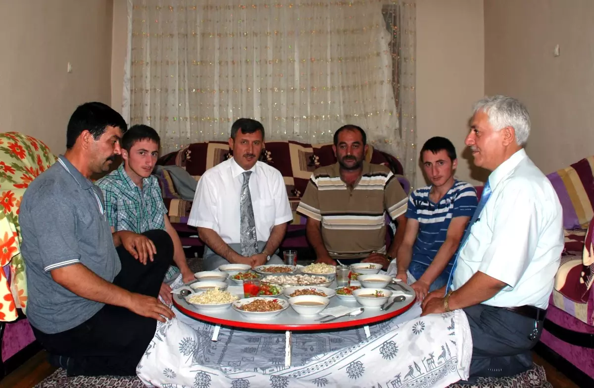 Vali Yılmaz, İftarda Bir Aileye Konuk Oldu