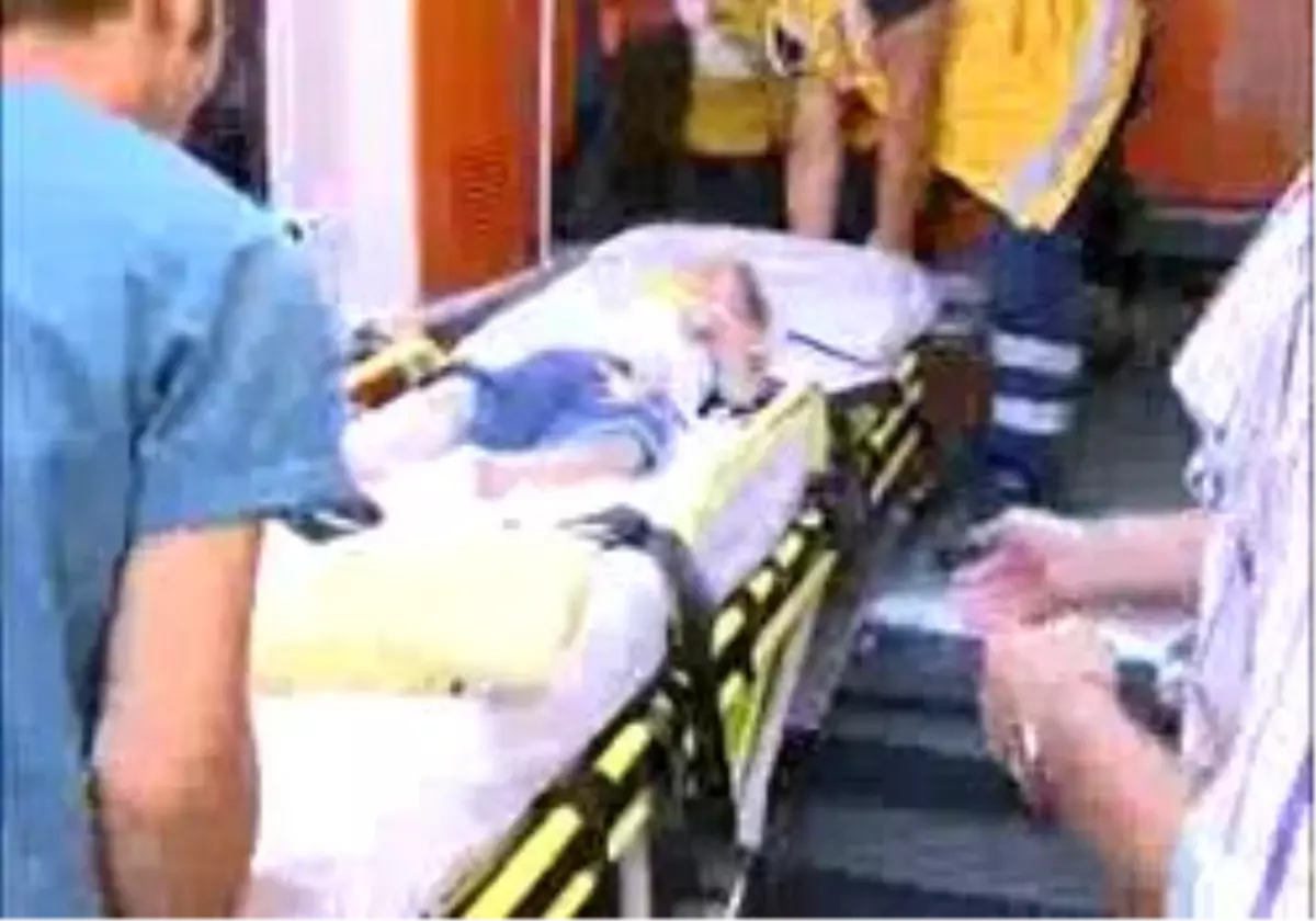 Anne İle Bebeğine Manevra Yapan Kamyonet Çarptı