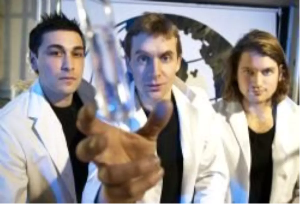 'Men In Whıte Haunted House'

