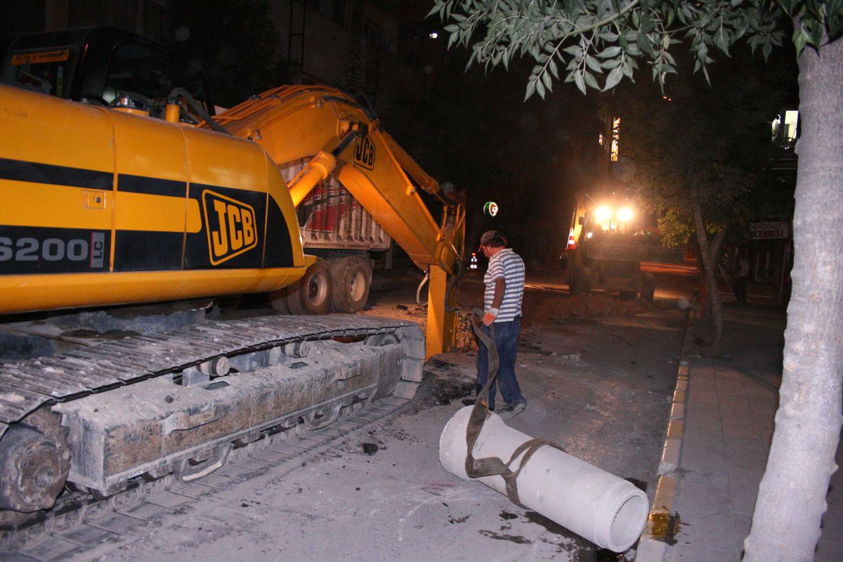 Belediye Hizmetleri Gecede Devam Ediyor
