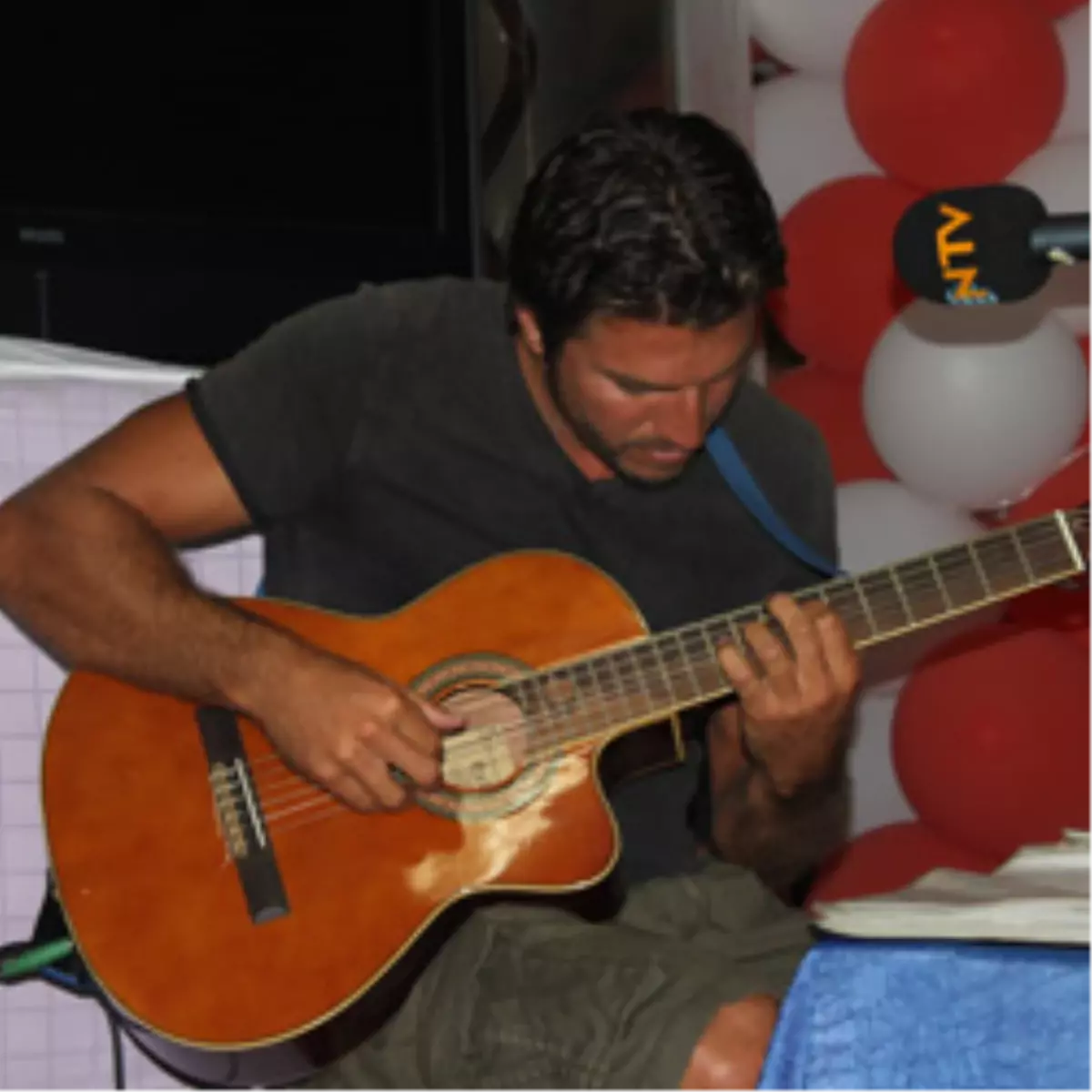 Bora Kozanoğlu’dan Gitar Dinletisi