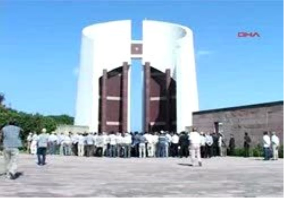 Gemlik-3\'Üncü Cumhurbaşkanı Bayar Umurbey\'deki Anıtmezarı\'nda Anıldı