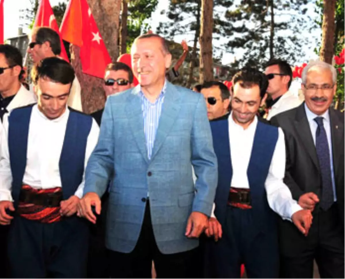 Başbakan Erdoğan Halay Çekti!