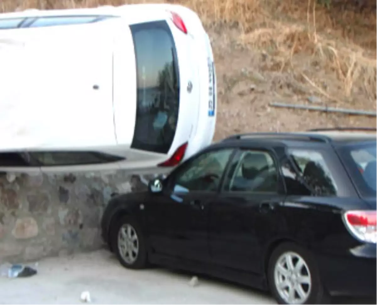 Sitedeki Otomobilin Üzerine Uçtu