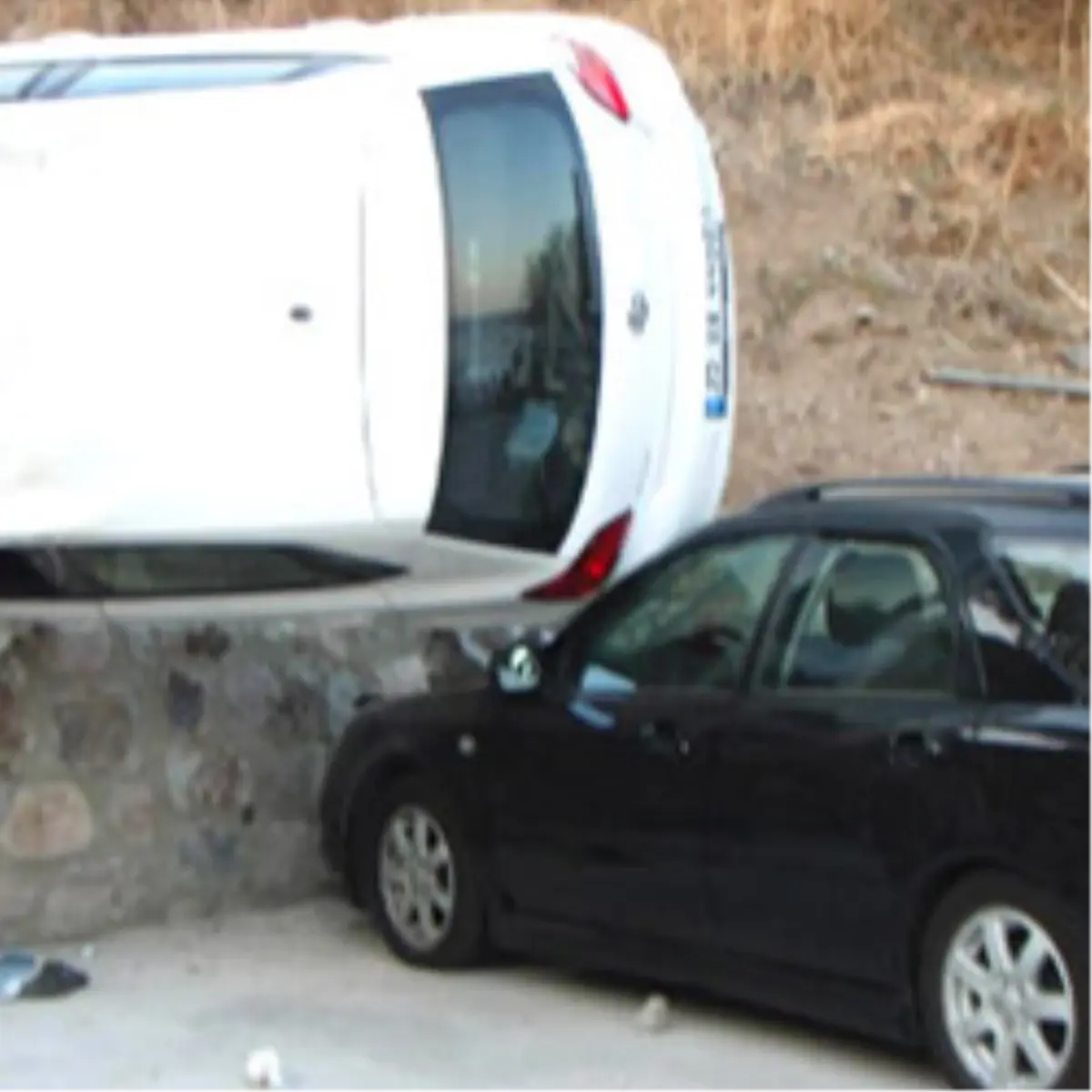 Sitedeki Otomobilin Üzerine Uçtu