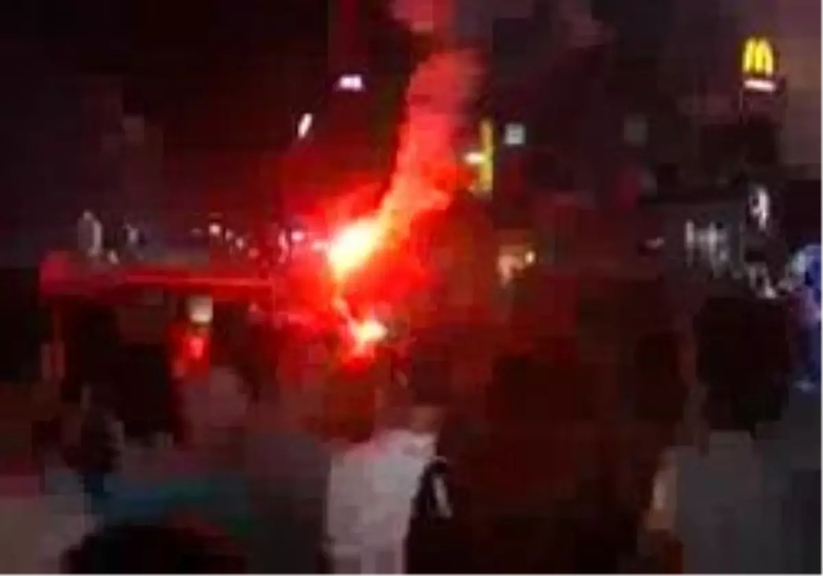 Trabzon\'da Galibiyeti Kutladılar
Trabzonspor\'un Fenerbahçe\'yi 3- 2\'Lik Skorla Mağlup Etmesi, Kent Sakinlerini Sokağa Döktü. Trabzon\'un En İşlek Caddelerinden Kahramanmaraş Caddesi\'ni Trafiğe Kapatan Yaklaşık 2 Bin Taraftar, Kolbastı Oynadı, Yoldan Geçen Arabaları Salladı. \'Şampiyon Trabzonspor\' Tez