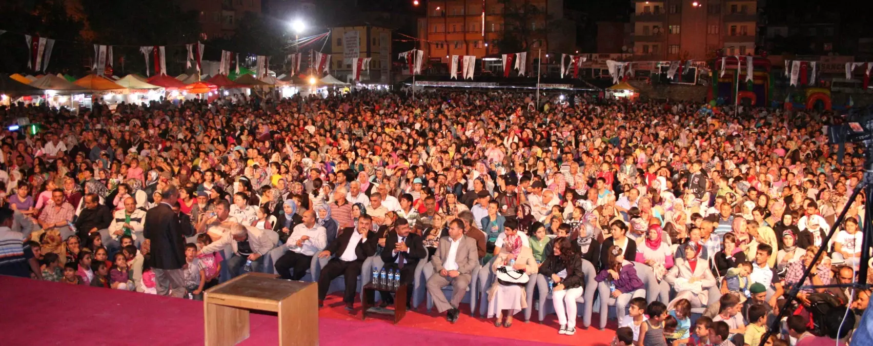 
Binlerce Kişi Etkinlik Alanına Akın Etti