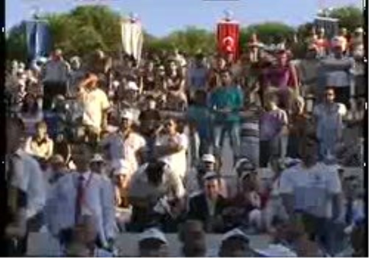 İzmir 2 İef Açılışında Chp\'liler Bakan\'ı Sesli Protesto Etti
Referandum Gölgesinde Açılan İzmir Enternasyonel Fuarı Töreni, Siyasi Çekişmelerin Gölgesinde Kaldı