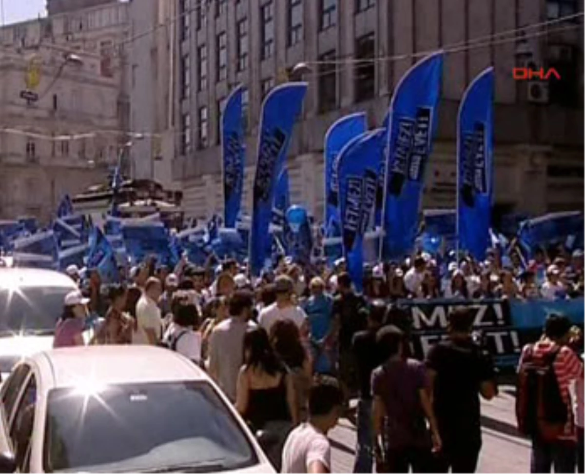 Taksim\'de "Yetmez Ama Evet" Yürüyüşünde Gergin Anlar