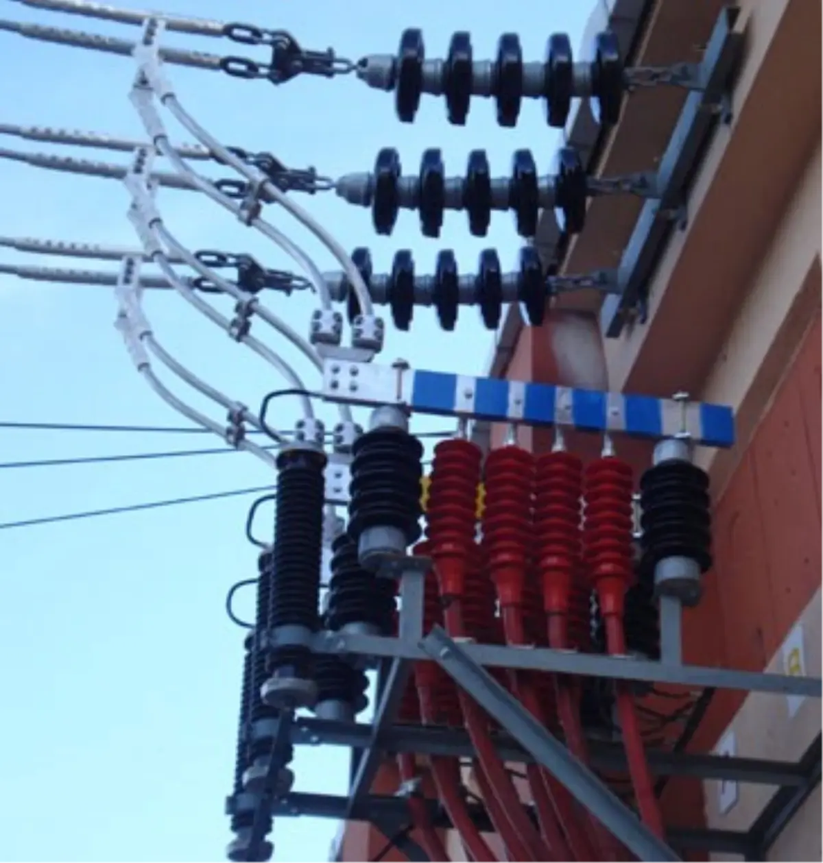 Elektriğe Kapılan 2 İşçiden Biri Öldü