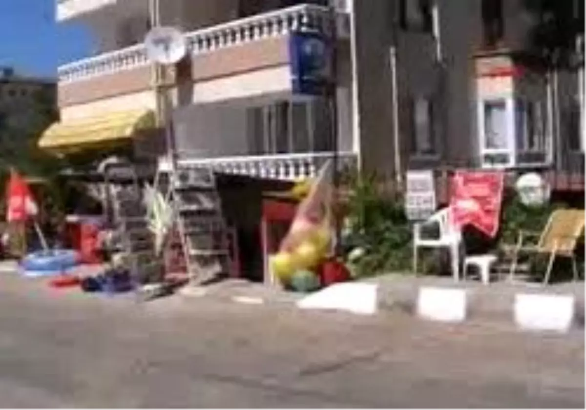 Erdek\'te Bına Kaçak Dıye Muhtarlık Mühürlendı
Erdek\'te Bına Kaçak Dıye Muhtarlık Mühürlendı