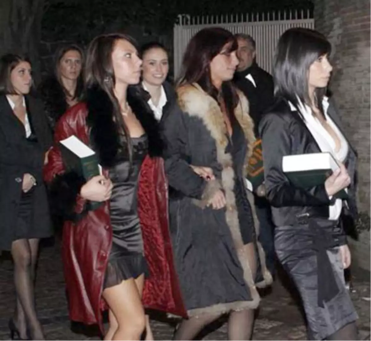 Kaddafi\'yi Dinleyen Kızlara 70\'şer Avro