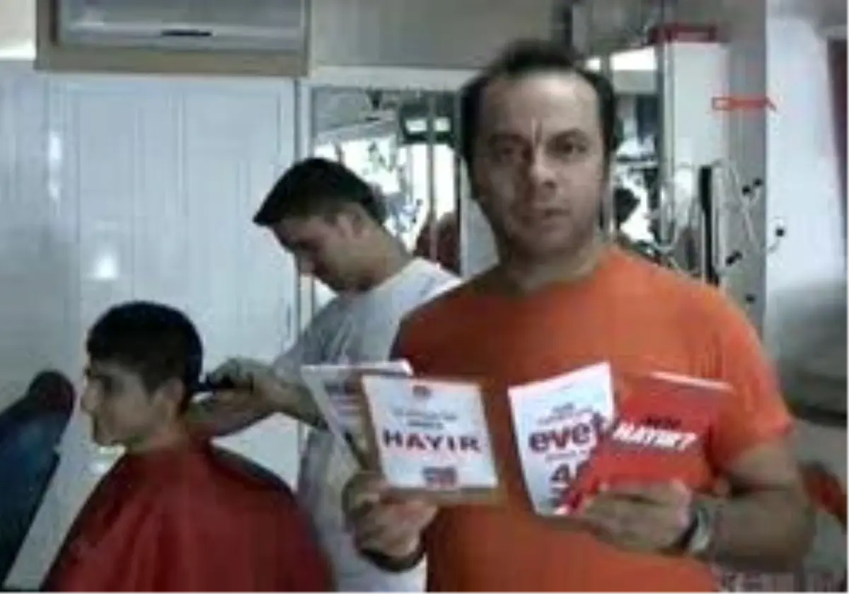 Siyasi Partilerin ´Evet´ , ´Hayır´ Broşürlerini Dükkanında Bulunduruyor