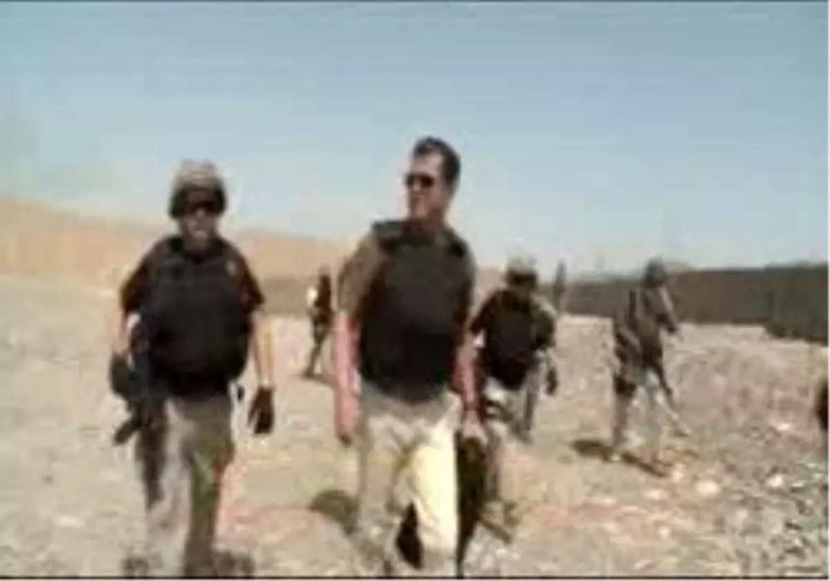 Bakan Guttenberg, Afganistan\'da Orgeneral Petraeus İle Görüştü