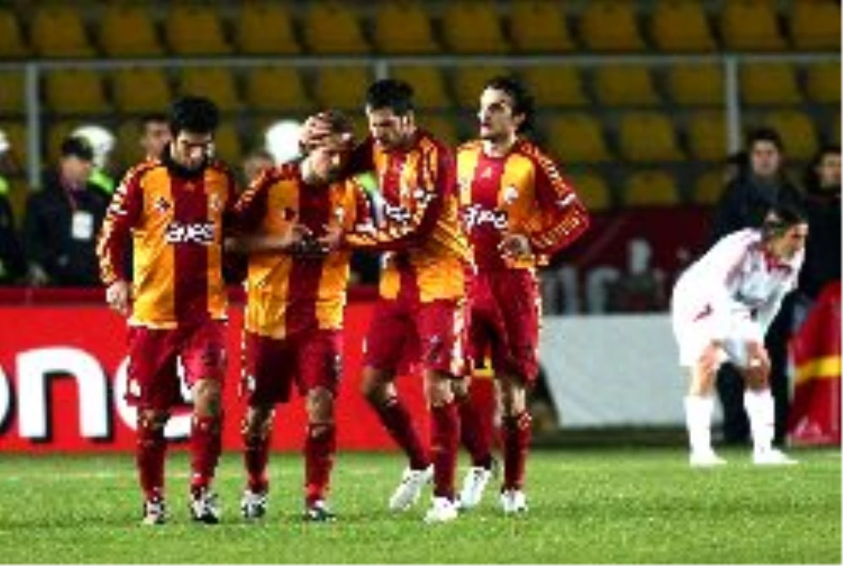 Galatasaray Üç Futbolcuyla Görüşüyor