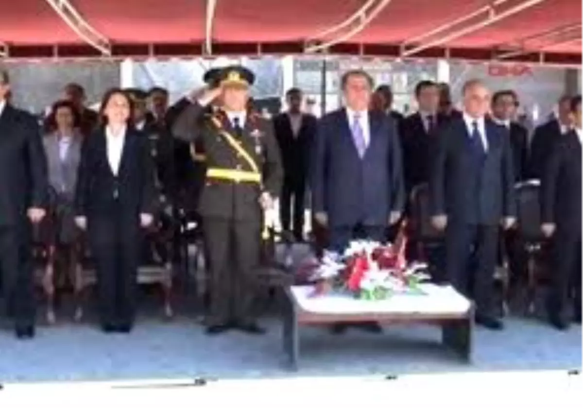 Kars - Daire Müdürlerı Ayakta, Vatandaş Güneş Altında Törenı İzledi