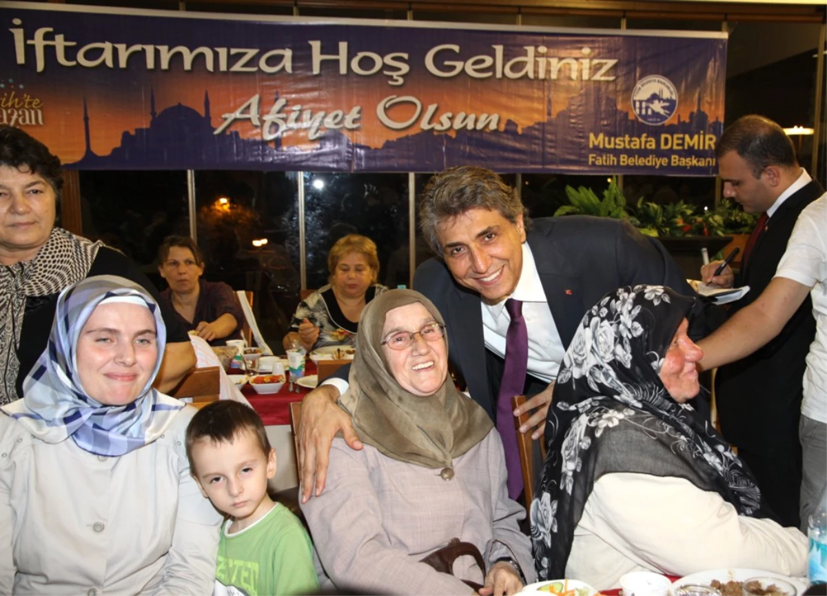 
Başkan Demir’den, Zafer Bayramı’nda Şehit Ailelerine İftar Yemeği