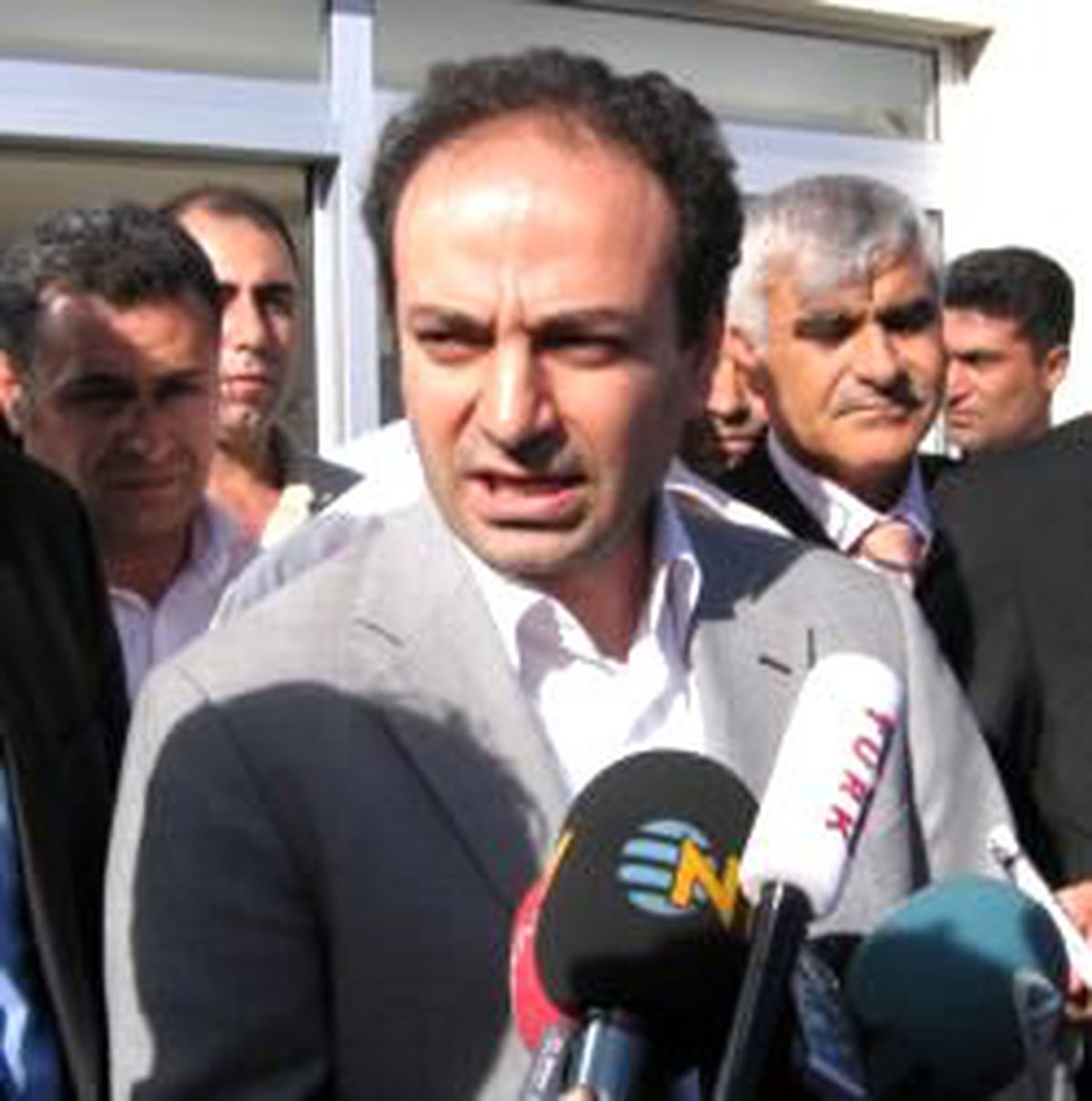 Hendek?Te Baydemir'li Afiş Gerginliği