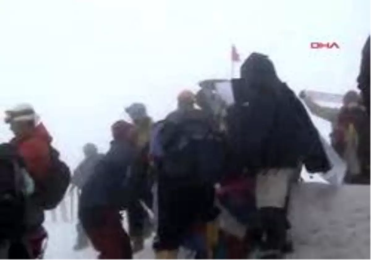 Atatürk Ve Aliyev\'in Posterleri Ağrı Dağında