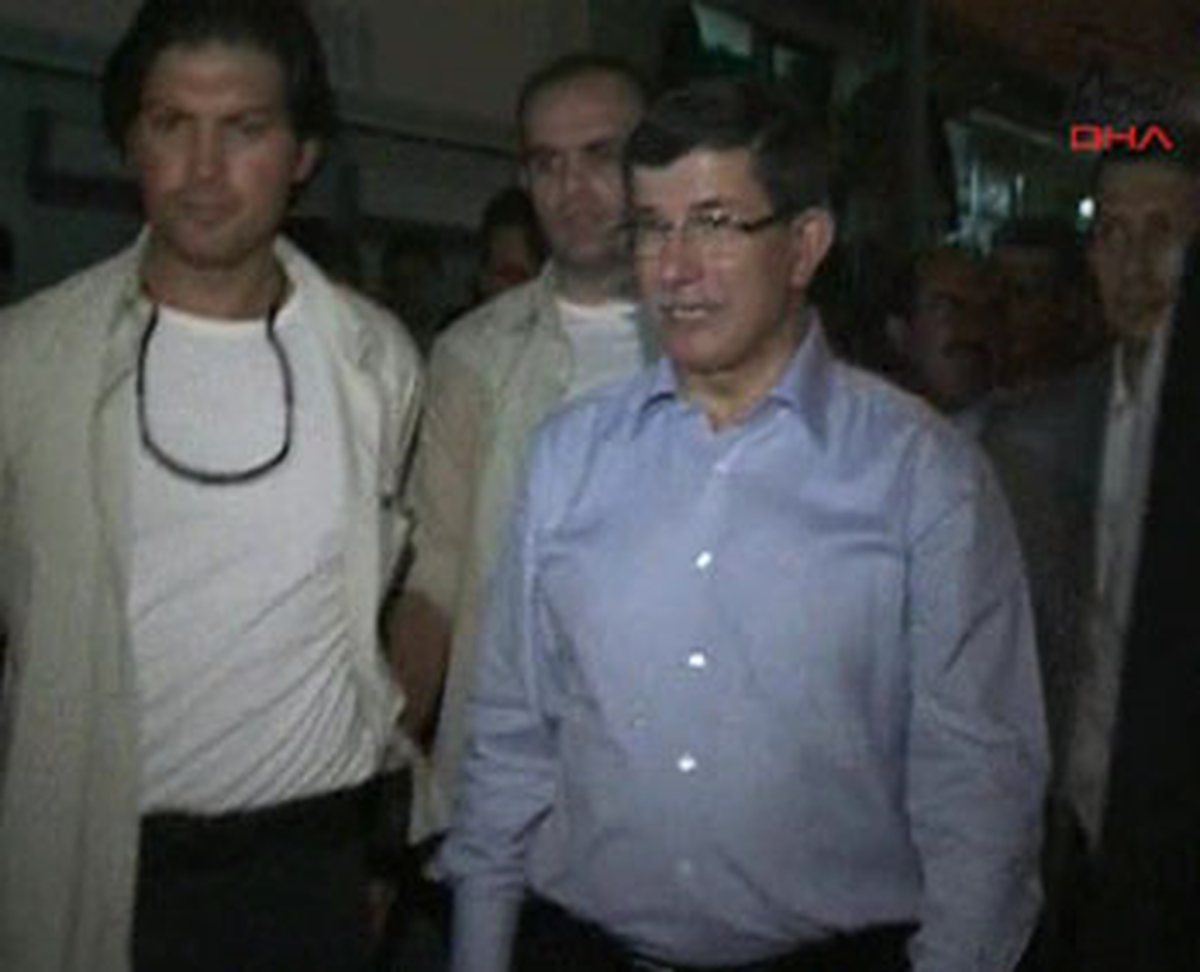 Dışişleri Bakanı Ahmet Davutoğlu'na Cami Çıkışı Tepki