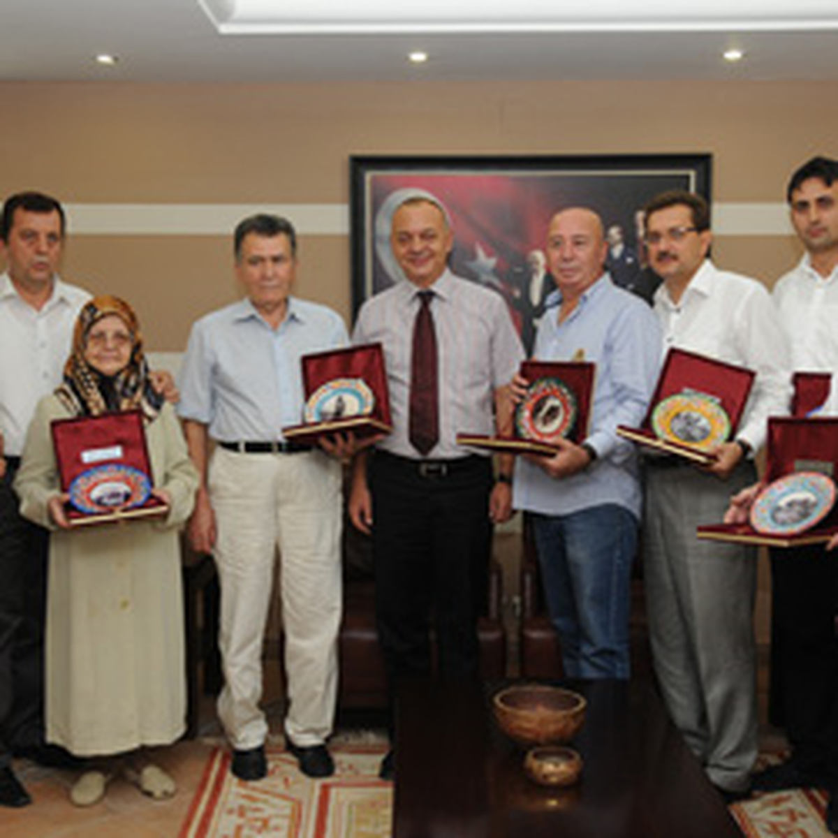 Hayırseverlere Plaket