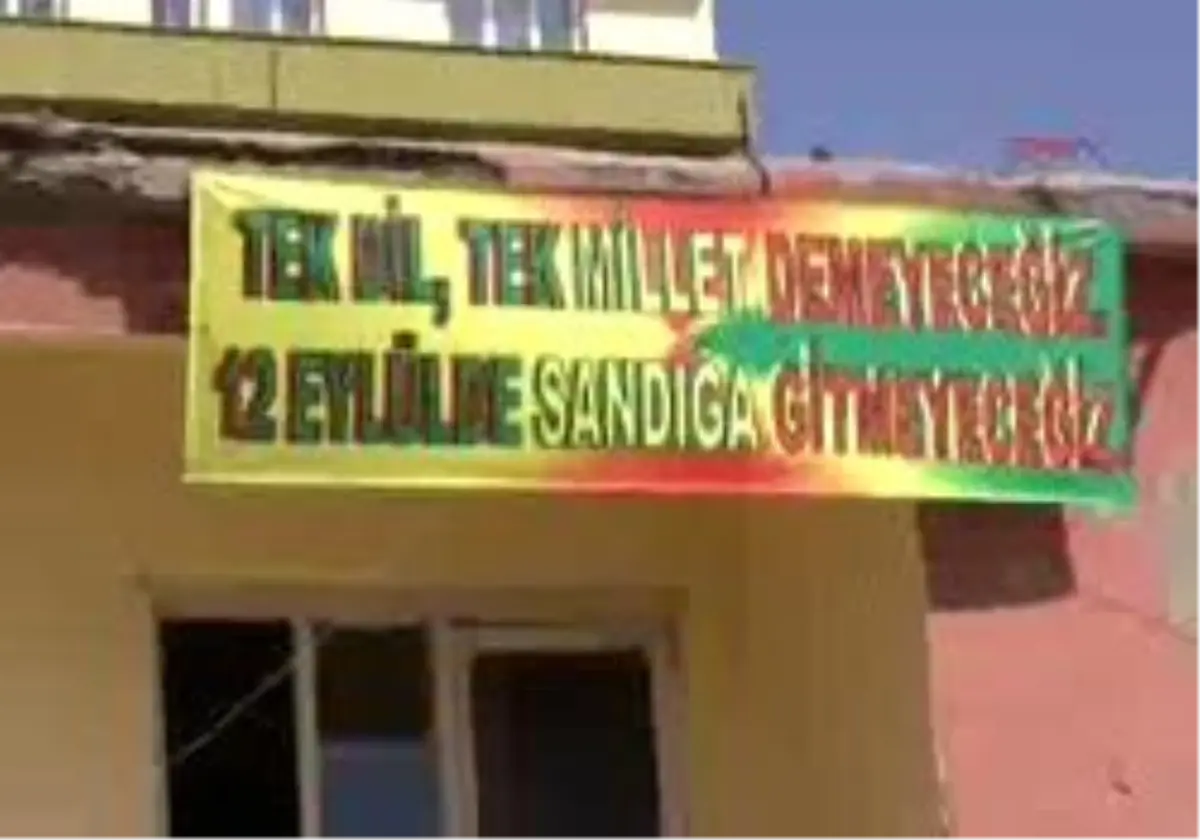 Şırnak\' Ta Bdp Binasına `` Boykot`` Pankartı Asıldı