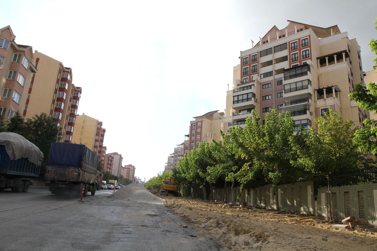 Bahçeşehir-Esenkent Anayolu Yenileniyor