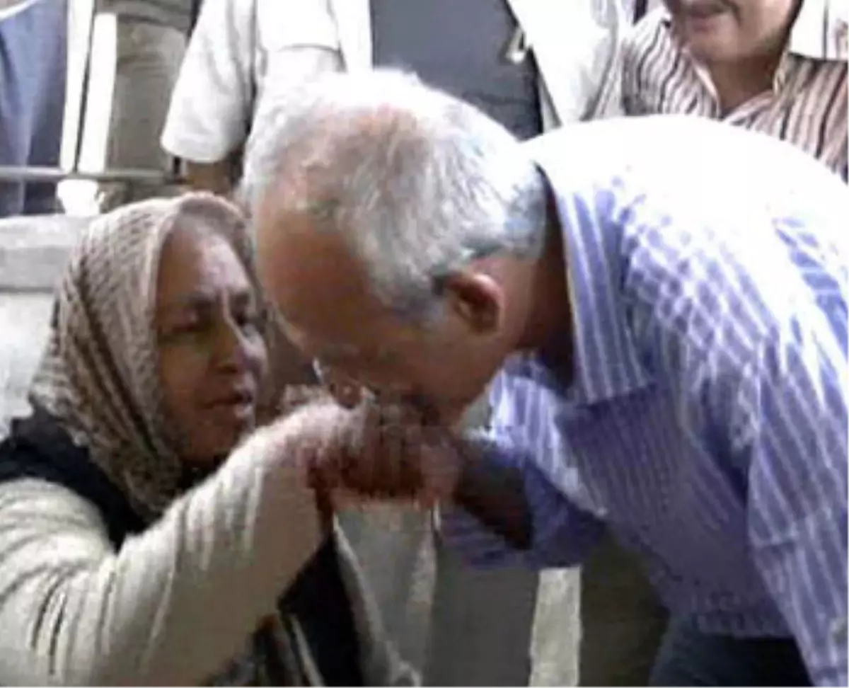 O Anayı Ziyaret Etti Elini Öptü