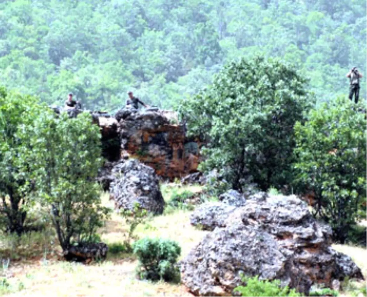 PKK\'lılar Karakol Çevresinde Keşif Yaparken Tespit Edildi