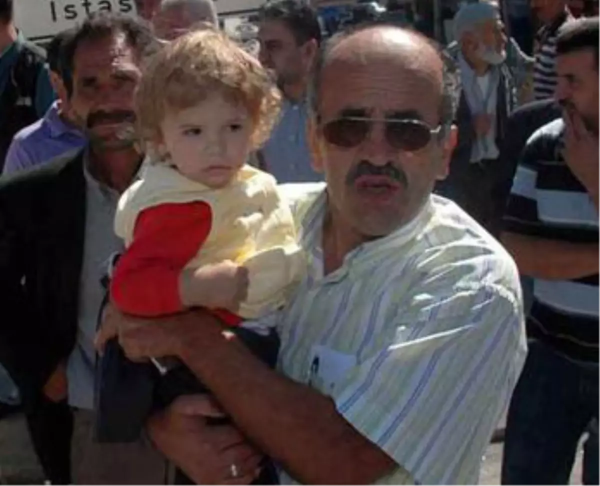 Yola Fırlayan Minik Sıla\'yı Ölümden Kurtardı