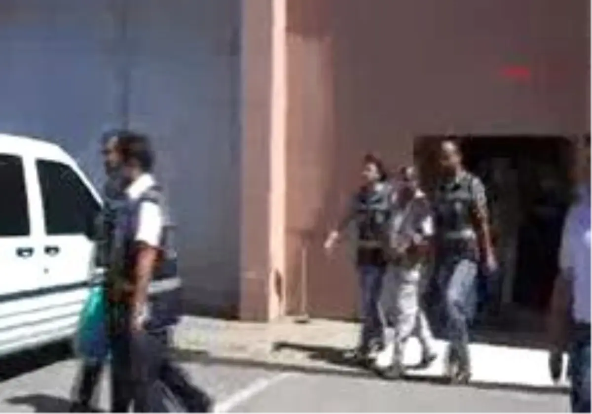 İzmit - Mahkumları Rüşvet Karşılığı Evlere Servis