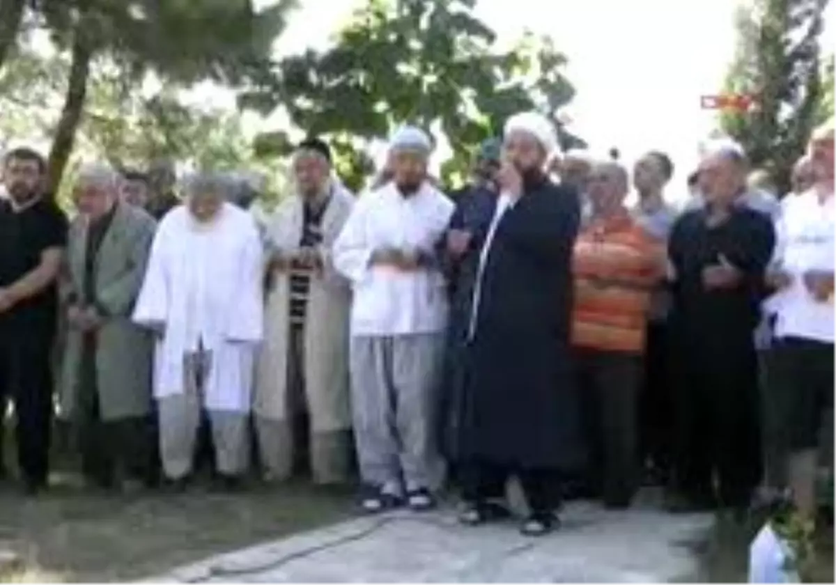 Adapazarı\'nda 100 Kişi Karınca Dede Türbesi?Nde Yağmur Duasına Çıktı