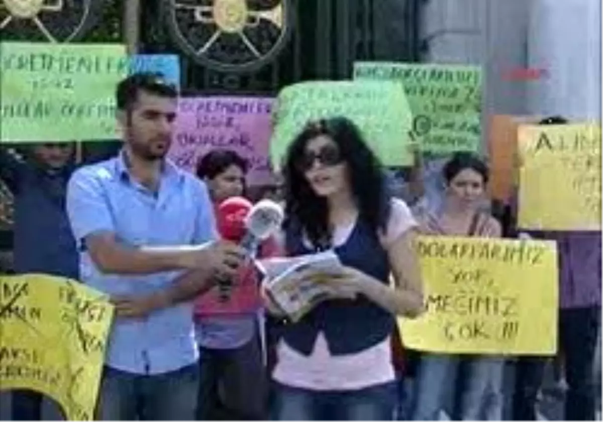 Beyoğlu\'nda "Kpss İptal Edilmesin" Eylemi.