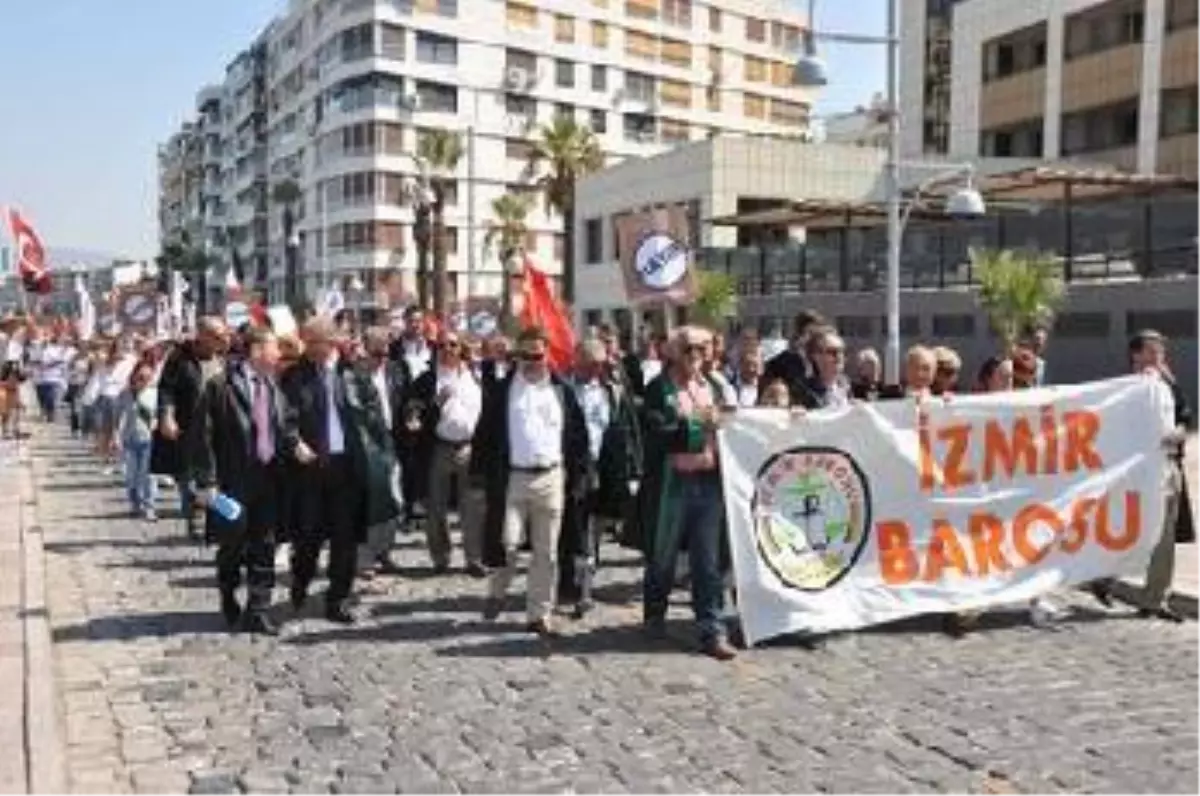 İzmir\'de Referandumda \'Hayır\' Yürüyüşü