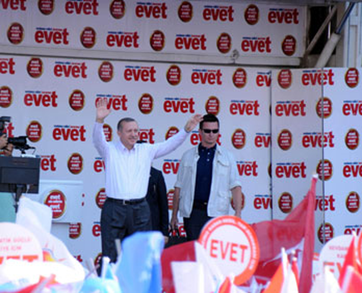 'Siyaset İsteyen Cübbesini Çıkarsın'